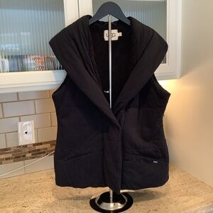 UGG Black Puffy Vest Size Medium Fleece Lining